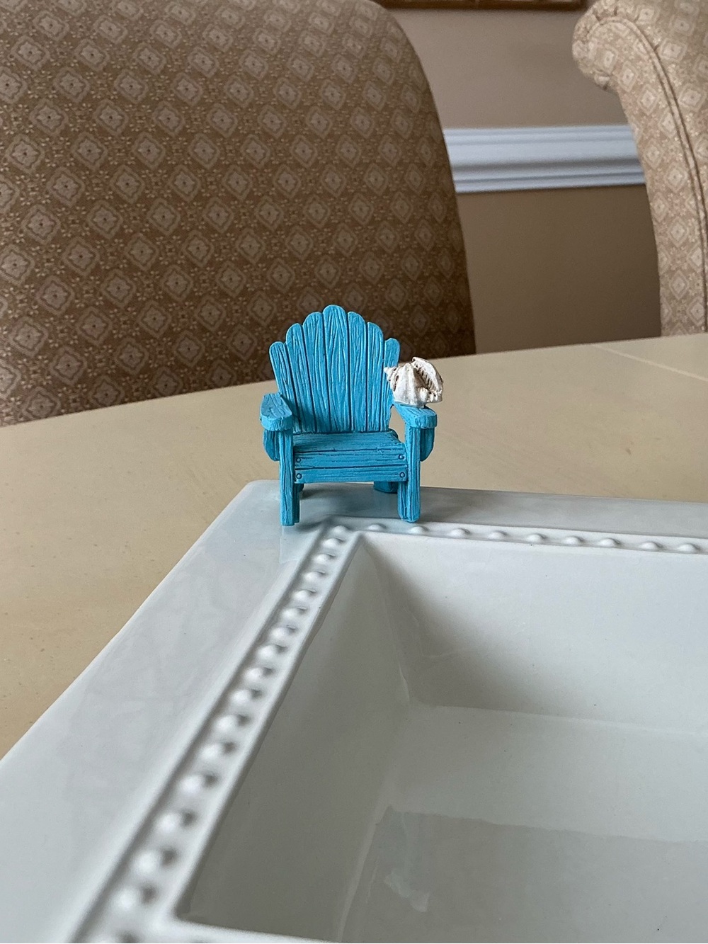 Blue Adirondack Summer Beach Chair With Seashell Platter Decoration 🏖